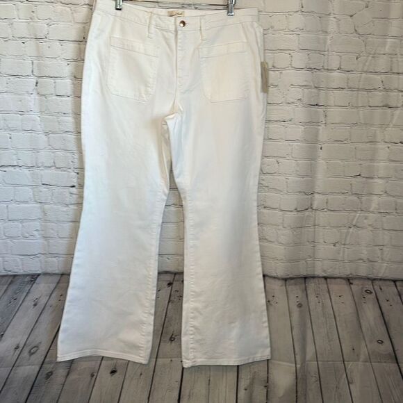 Universal Thread Women’s White Jeans High rise Flare size 16 - Picture 1 of 8